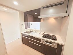 ■コンロ3口の広々としたキッチンで、料理が楽しく、効率よく進められます。
