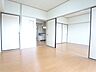 リビング/ダイニング：洋間2間続きで12帖になります。明るい室内