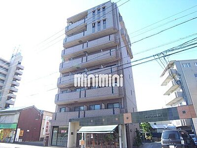 外観：オートロック付きのスーパー近くのマンションです。