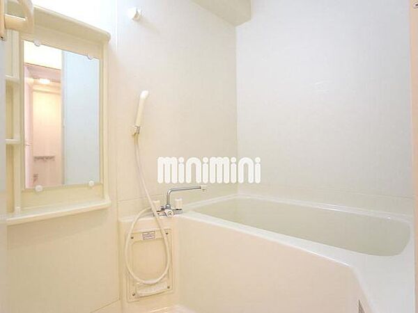 画像6:バスルームには鏡があります。