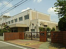 小学校「市立栄生小学校まで437m」