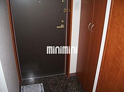シックで落ち着いた雰囲気の玄関。下駄箱付き。