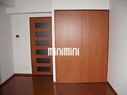ベランダ側から居室を撮影しました