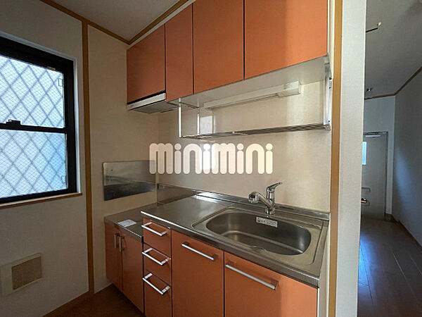 画像4:コンロ設置型のキッチンです。