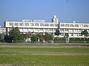 小学校「市立甚目寺東小学校まで2000m」
