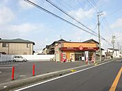 銀行「ホットモットまで1100m」