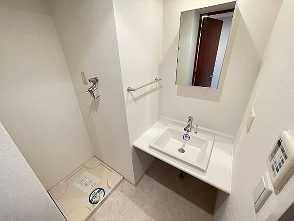 画像7:スタイリッシュな洗面台、鏡裏に収納有