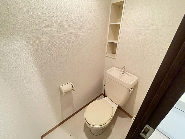 画像7:棚のある洋式トイレ