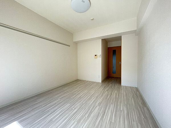 画像19:白を基調とした洋室です