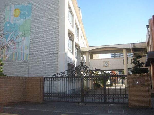 画像20:小学校「市立新栄小学校まで1100m」