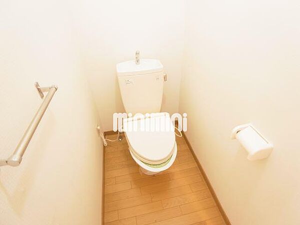 画像8:ウォームレット付きトイレです。