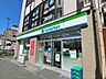 周辺：コンビニ「ファミリーマートまで690m」