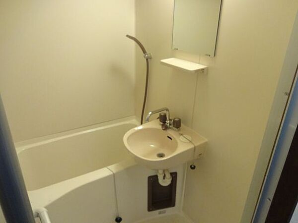 画像6:小さな洗面台の付いたバスルーム