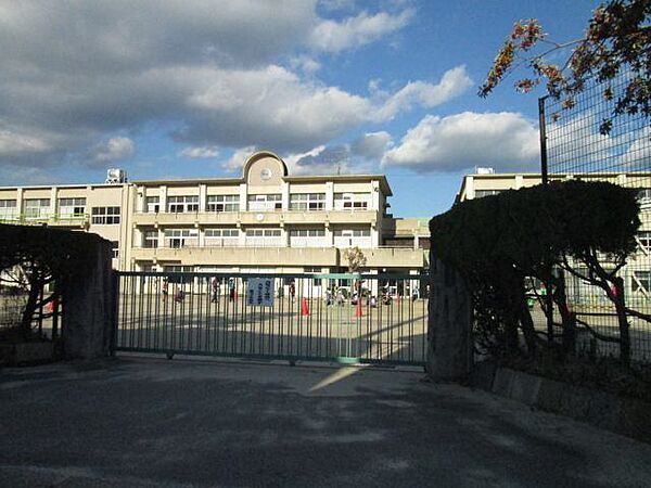 画像16:小学校「岡崎市立藤川小学校まで685m」