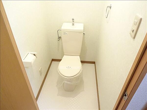 画像9:コンセント差口のあるトイレ
