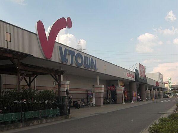 画像22:ショッピング施設「Vタウンまで1800m」