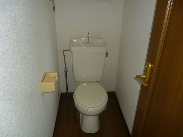 画像9:小窓付きのトイレです