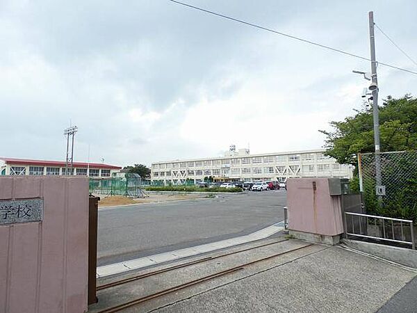 画像14:中学校「清須市立新川中学校まで1152m」
