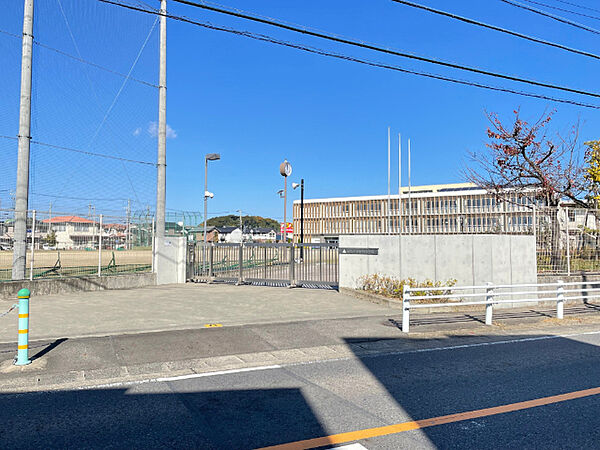画像18:中学校「小牧市立味岡中学校まで2209m」