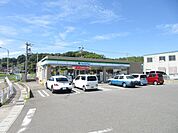 コンビニ「ファミリーマートまで790m」