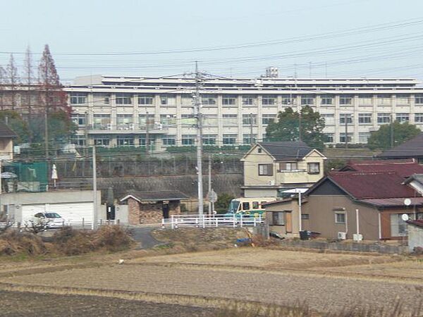 画像26:中学校「豊明市立栄中学校まで1438m」
