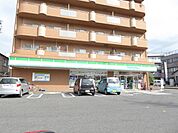 コンビニ「ファミリーマートまで120m」