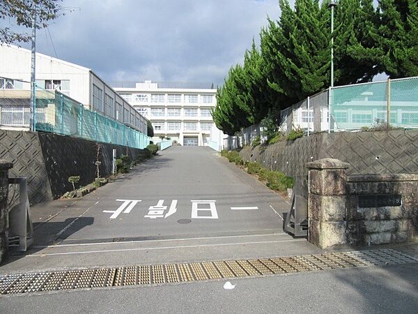 周辺：中学校「富士市立岳陽中学校まで1677m」
