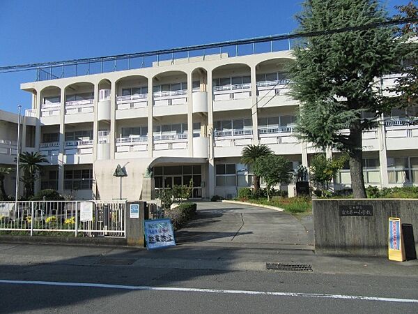 画像24:小学校「富士市立富士第一小学校まで1004m」
