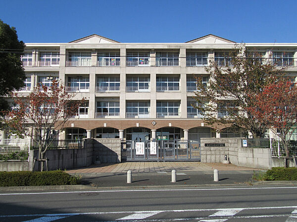 画像17:中学校「富士市立富士中学校まで805m」