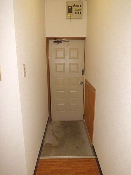 画像11:すっきりとした玄関。下駄箱付き。