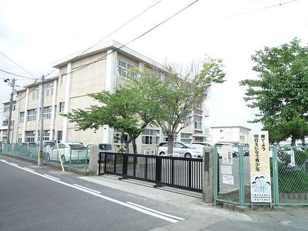 画像21:小学校「市立三里小学校まで1100m」