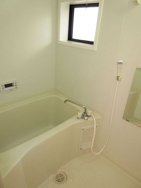 画像10:窓が有り、清潔感のあるバスルームです。