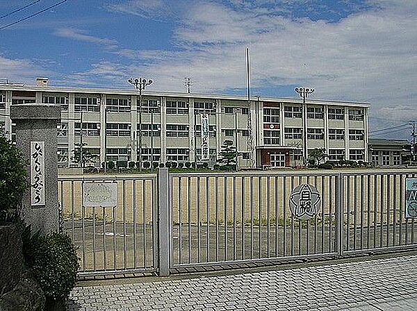 画像15:小学校「岐阜市立且格小学校まで1323m」