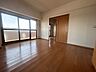 リビング/ダイニング：ベランダ側からみたお部屋です。