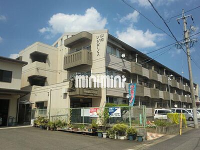 外観：南向きの3階建てマンション