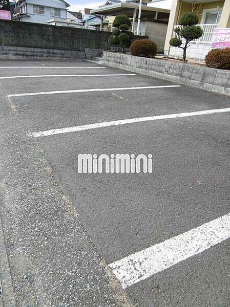 画像7:停めやすい駐車場ですよ。