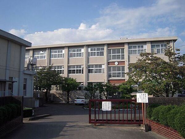 画像25:中学校「岐阜市立島中学校まで2145m」