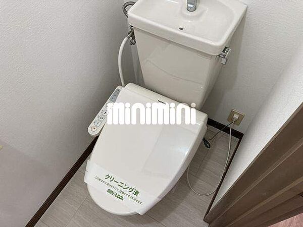 画像11:暖房便座完備のトイレです
