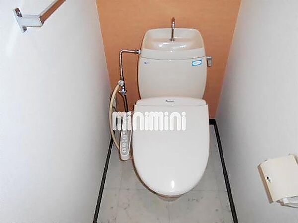画像8:温水洗浄便座付きのトイレです。