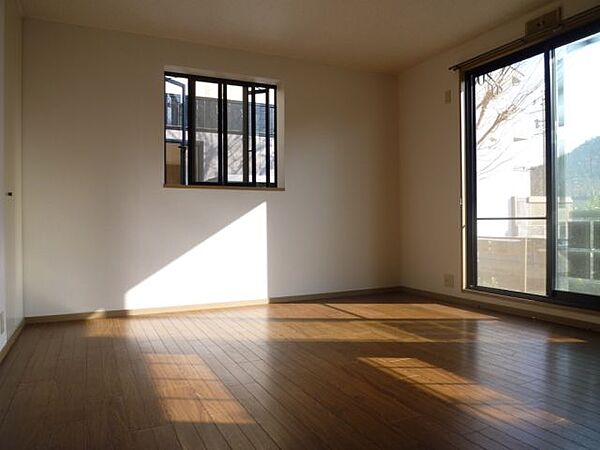 画像4:日当りが良く、明るい居室。