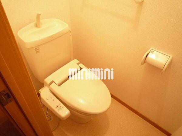 画像11:温水洗浄便座付きのトイレ。