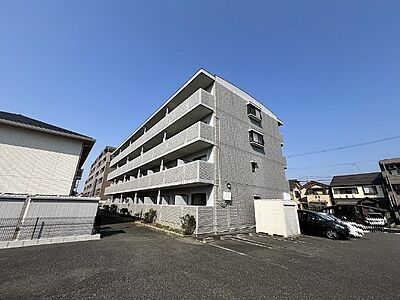 外観：鉄筋コンクリート造のマンション。