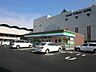 周辺：コンビニ「ファミリーマートまで320m」