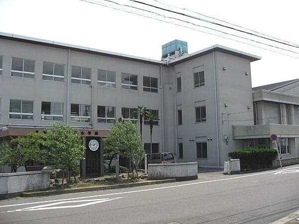 画像17:小学校「大垣市立安井小学校まで826m」