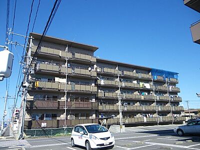 外観：国道258号線沿いのＲＣ造のマンションです。