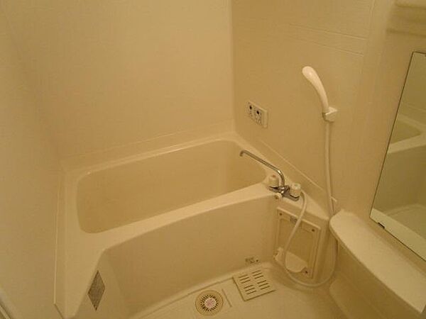 浴室：追焚き機能付きのお風呂です。