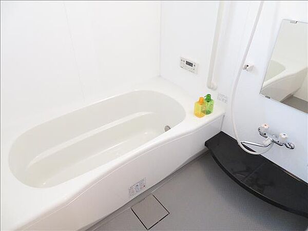 浴室：快適な一坪タイプのバスルーム