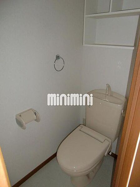 画像11:小棚付きの洋室トイレ