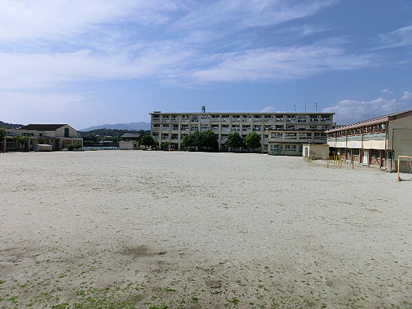 画像20:小学校「中津川市立西小学校まで2047m」