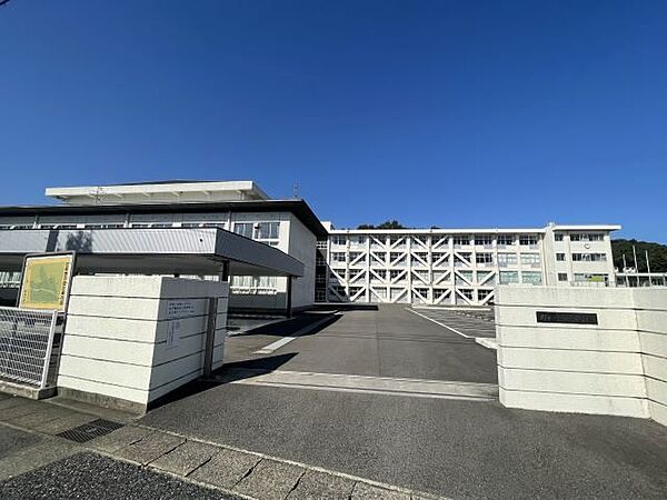 画像20:中学校「関市立緑ケ丘中学校まで2774m」
